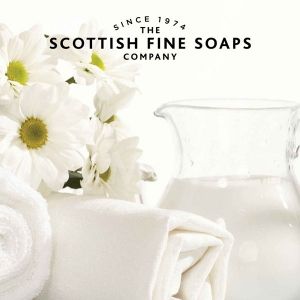 Scottish Fine Soaps Au Lait Козметичен комплект 3 продукта и гъба за баня